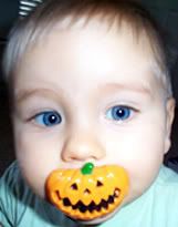 Bebê com chupeta de Halloween, o Dia das Bruxas