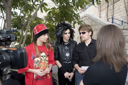 http://i185.photobucket.com/albums/x131/tokiohotel_ro/others/06%2010%202007%20-%20Israel%20-%20Tel%20Aviv/part%201/foto10_20071009211343_394_500.jpg